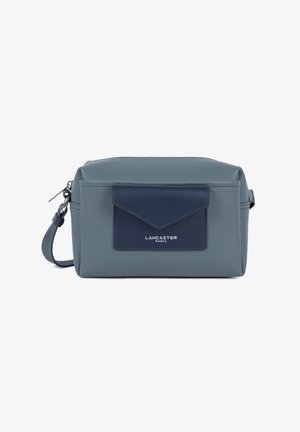 Petit sac rectangulaire en cuir gris avec poche avant enveloppe bleu marine et logo blanc "Lancaster Paris", fermeture éclair et bandoulière amovible.