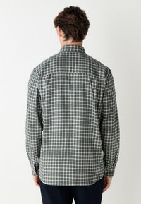 Langärmeliges Hemd mit mehrfarbigem Karomuster in Dunkelblau, Grün und Weiß; mit geknöpften Manschetten und klassischem Kragen.