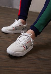 Lacoste - L001 - Matalavartiset tennarit - white/navy/red Pienoiskuva 1