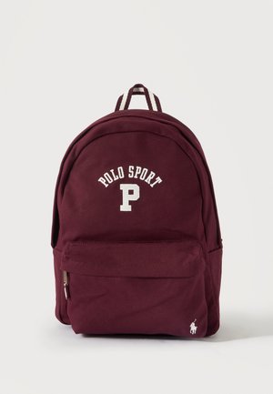 Maroon Polo Sport rygsæk med hvid logo tekst og lille hest og rytter ikon på frontlommen mod ensfarvet baggrund.