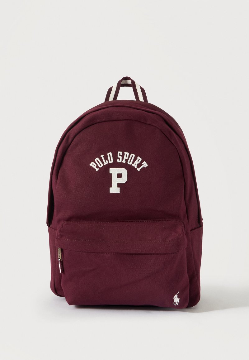Σακίδιο πλάτης Maroon Polo Sport με λευκό κείμενο λογότυπου και μικρό εικονίδιο αλόγου και ιππέα στην μπροστινή τσέπη σε μονόχρωμο φόντο.