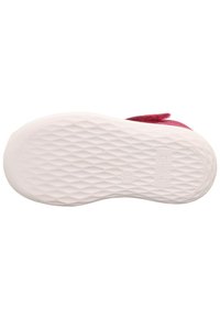 Kinder-Schuhsohle mit rautenförmigem Grip, weißer Unterseite, Größe 20 und sichtbarem roten Oberteil.