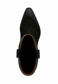 Bottine en suede noire avec un bout pointu, un détail de lanière sur le côté et un intérieur lisse. Elle se caractérise par un design épuré et des coutures minimales.