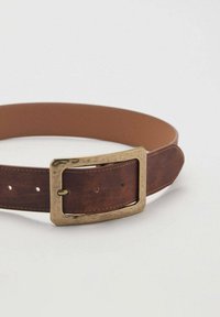 Mango TEXTURED SQUARE BUCKLE - Gürtel - brown