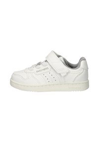 Sneaker bianca in pelle con interno grigio, dotata di una fascia in velcro e lati perforati. Design semplice con suola in gomma e tacco piatto.