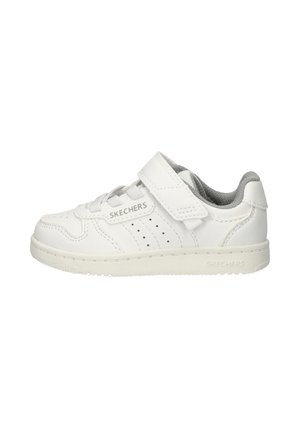 Sneaker bianca in pelle con interno grigio, dotata di una fascia in velcro e lati perforati. Design semplice con suola in gomma e tacco piatto.