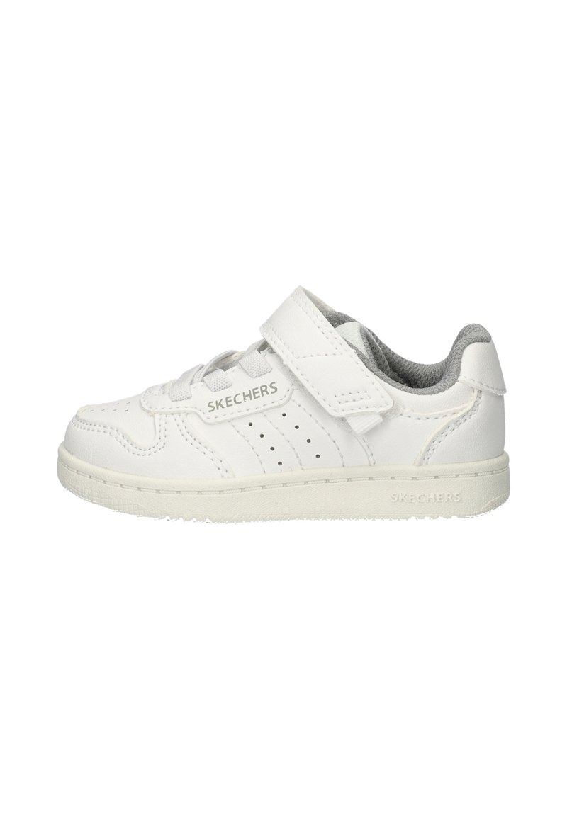 Sneaker bianca in pelle con interno grigio, dotata di una fascia in velcro e lati perforati. Design semplice con suola in gomma e tacco piatto.
