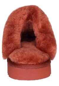 Roestkleurige slipper met een fluffy, nepbont bovenkant, open achterkant ontwerp en zachte stofvoering. Dikke, duurzame zool voor comfort.