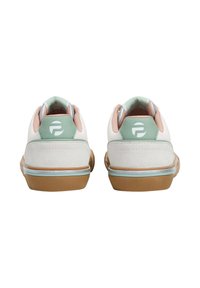 Baskets blanches et vert clair avec une texture en daim, une forme arrondie, une semelle en gomme et un détail de logo subtil sur les panneaux de talon.