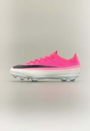 Pantof de fotbal roz aprins și alb, cu logo negru swoosh, șireturi și crampoane din cauciuc, pe un fundal simplu și luminos.