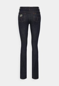 Vaqueros de denim azul oscuro con un diseño de pierna recta, que cuentan con bolsillos traseros y una sutil etiqueta de la marca en la cinturilla.