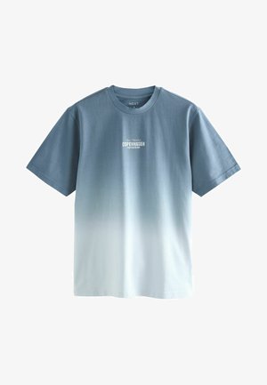 Modrá gradient tričko s jemnou textúrou, krátkymi rukávmi a potlačou loga "COPENHAGEN" na hrudi.