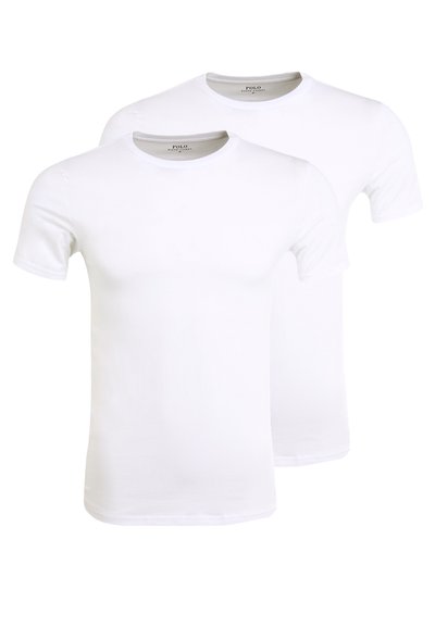 Deux t-shirts blancs unis à manches courtes, avec un col rond et une texture lisse, présentés l'un devant l'autre.