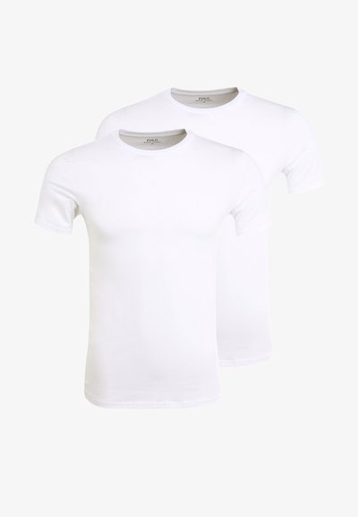 Twee plain witte t-shirts met korte mouwen, voorzien van een ronde hals en een gladde textuur, weergegeven één voor de ander.