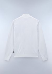 Vit långärmad skjorta med krage, texturerade axeldetaljer och ribbade manschetter. Slät tyg med minimalistisk design och inga synliga mönster.