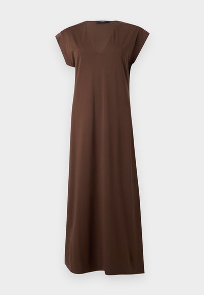 Καφέ αμάνικο maxi φόρεμα με V-λαιμόκοψη και άνετη εφαρμογή, εμφανίζεται σε απλό ανοιχτό φόντο.