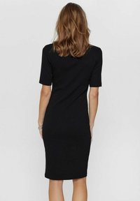 Robe noire longueur genoux avec des manches courtes, design ajusté, texture lisse et silhouette simple et épurée. Pas de motifs ni d'accents visibles.