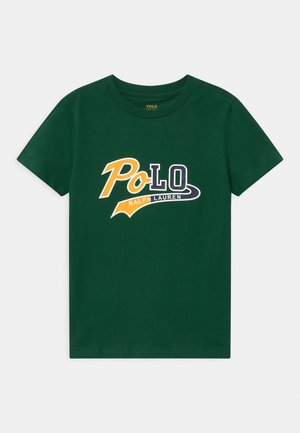 Grøn bomulds t-shirt med korte ærmer, der har et blåt og orange "Polo Ralph Lauren" grafisk logo på forsiden.