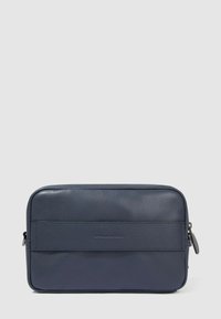 Donkerblauwe leren rechthoekige tas met een gestructureerd oppervlak, een vlak voorvak en een soepele rits. Minimalistisch ontwerp met een subtiel logo.