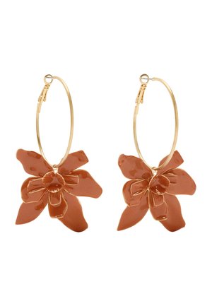 Złote kolczyki-koła z dużymi, błyszczącymi brązowymi zawieszkami w kształcie kwiatu wiszącymi z każdego koła.