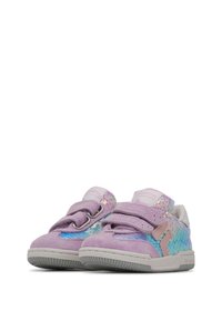 Sneakers in suede viola con paillettes iridescenti sui lati, dotati di suole in gomma grigie e doppie cinghie in velcro per una facile vestibilità.