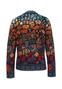 Pletený svetr s vícebarevným geometrickým vzorem. Obsahuje různé tvary v červené, modré, oranžové a černé barvě. Dlouhé rukávy, kulatý výstřih.