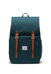 Tealowy plecak z tkaniny z brązowymi skórzanymi paskami i złotymi okuciami. Posiada przednią kieszeń i naszywkę z logo. Solidny, prostokątny kształt.