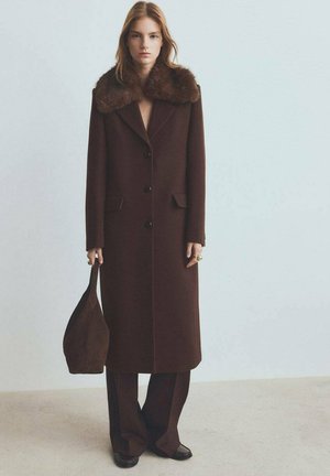 - Klasyczny płaszcz