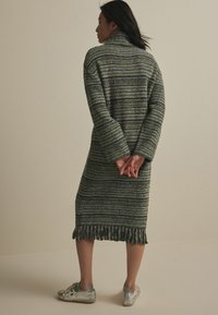 Next Stickad klänning - green khaki olive