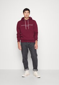 Tommy Hilfiger LOGO HOODY - Sweatshirt com capuz - deep rouge