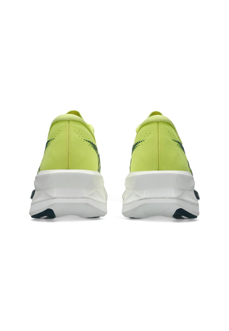 Neon gele sportschoenen met een bovenwerk van textuurstof, een witte tussenzool en donkergroene accenten. Voorzien van een ronde hak en een klein logo.