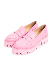 Rosa leren loafers met een chunky, geschulpte zool. Het ontwerp heeft een pennystrap en een gladde afwerking, wat zorgt voor een stijlvolle, moderne uitstraling.