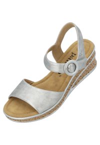 Zilveren leren sandaal met een brede voorband, slingback ontwerp en kurken wigzool met gestructureerde accenten. Binnenkant in beige suede.