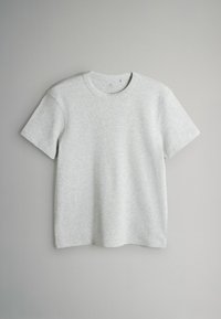 T-shirt gris clair à manches courtes et col rond avec une texture chinée subtile, présenté sur un fond gris uni.