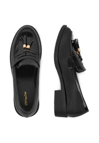 Czarne lakierowane buty na niskim obcasie, z plecioną wstążką i złotymi detalami na gładkiej powierzchni.