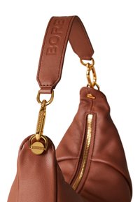 Borsa a tracolla in pelle marrone con forma hobo, dotata di una cerniera dorata, tracolla con logo impresso e dettagli in metallo dorato.