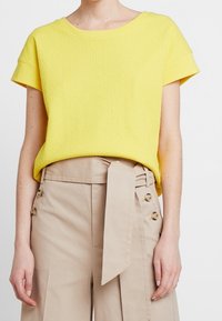 OPUS Triko s potiskem - yellow