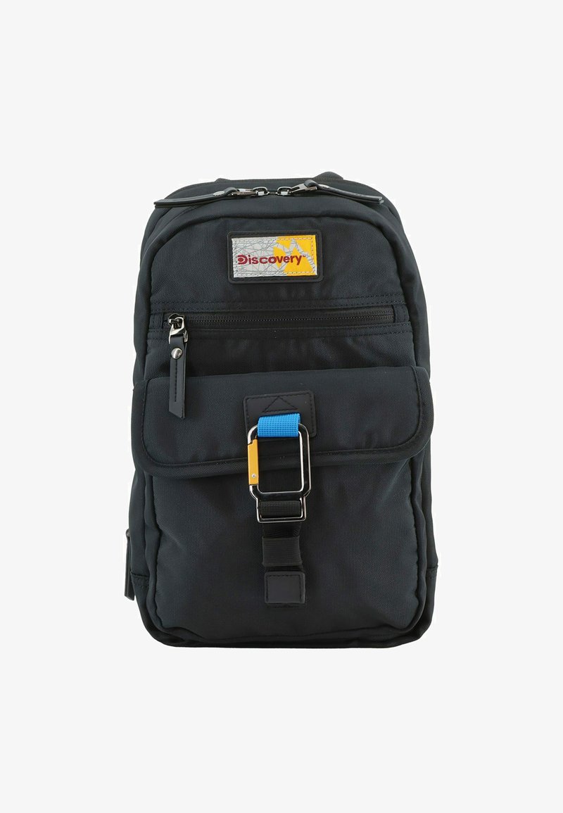 Zaino in tessuto nero con superficie testurizzata, chiusura della tasca frontale, accenti hardware blu e gialli e un logo "Discovery" ben visibile.