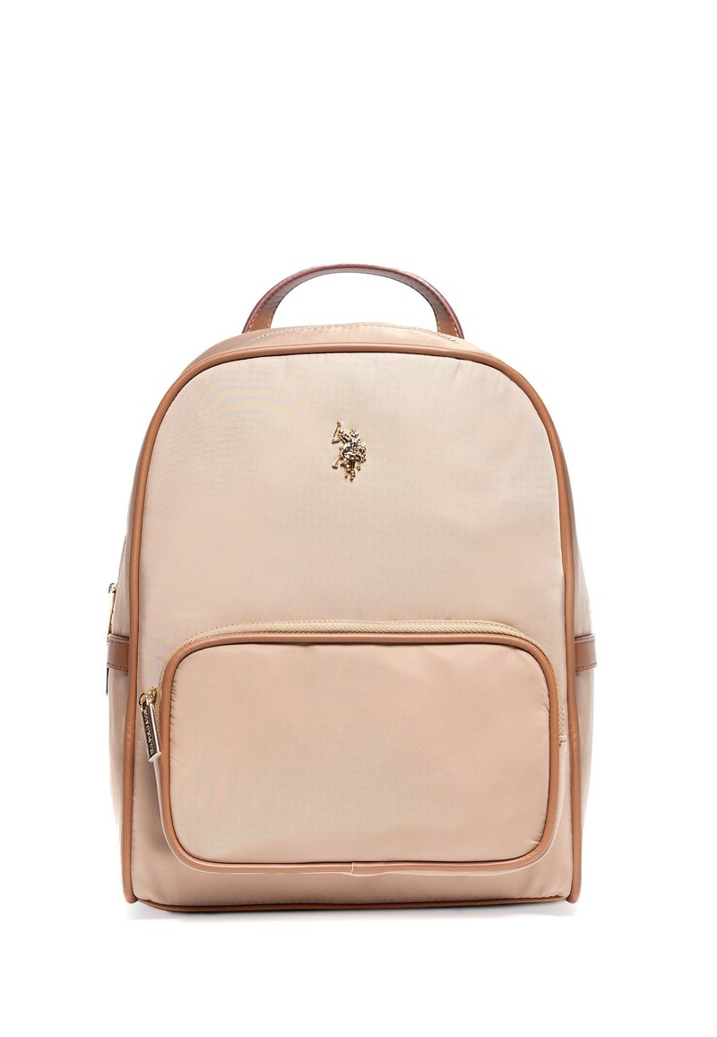 Sac à dos en nylon beige avec des accents en cuir brun, une poche zippée à l'avant et un détail en logo doré. Forme arrondie avec deux bretelles.