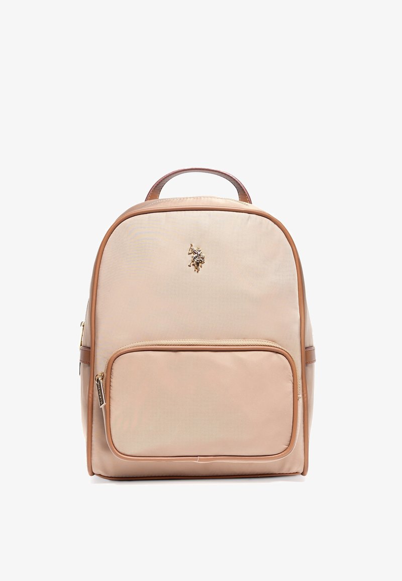 Sac à dos en nylon beige avec des accents en cuir brun, une poche zippée à l'avant et un détail en logo doré. Forme arrondie avec deux bretelles.