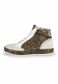 Vysoké tenisky s leopardím potiskem, bílými koženými detaily, hnědým pruhem a stříbrným podpěrným dílem na patě. Texturovaná semišová kůže a hladká kůže.