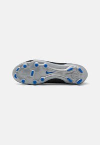 Crampon de football noir avec une semelle extérieure translucide, dotée de crampons bleus et du logo Nike. Texture lisse avec un design aérodynamique élégant.
