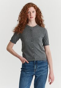 Επιλέχθηκε, dark grey mel
