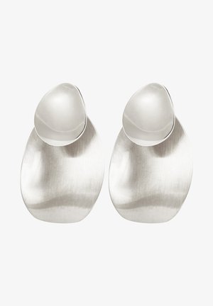 Boucles d'oreilles en argent avec une forme de goutte d'eau polie sur une base ovale brossée, mettant en valeur des textures lisses et un design minimaliste.