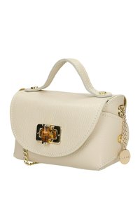 Beige strukturiertes Lederhandtasche mit einem goldfarbenen Verschluss, kurzem Griff und einem abnehmbaren Kettenriemen. Enthält einen runden Logo-Anhänger.