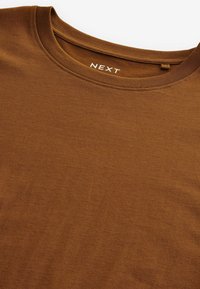 Next Basic póló - bronze orange