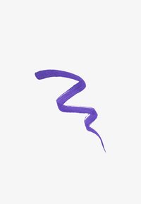 Lilla væske eyeliner påført i et sik-sak mønster, med en glat, blank tekstur mot en enkel hvit bakgrunn.
