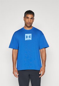 Under Armour HEAVYWEIGHT OVERSIZED BOX LOGO - Sports T-shirt - tech blue/horizon blue