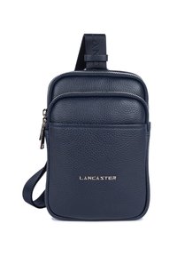 Borsa a tracolla in pelle strutturata blu navy con zip argentate, tasca frontale, tracolla regolabile e logo "LANCASTER" in lettere argentate.