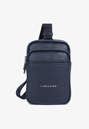 Borsa a tracolla in pelle strutturata blu navy con zip argentate, tasca frontale, tracolla regolabile e logo "LANCASTER" in lettere argentate.